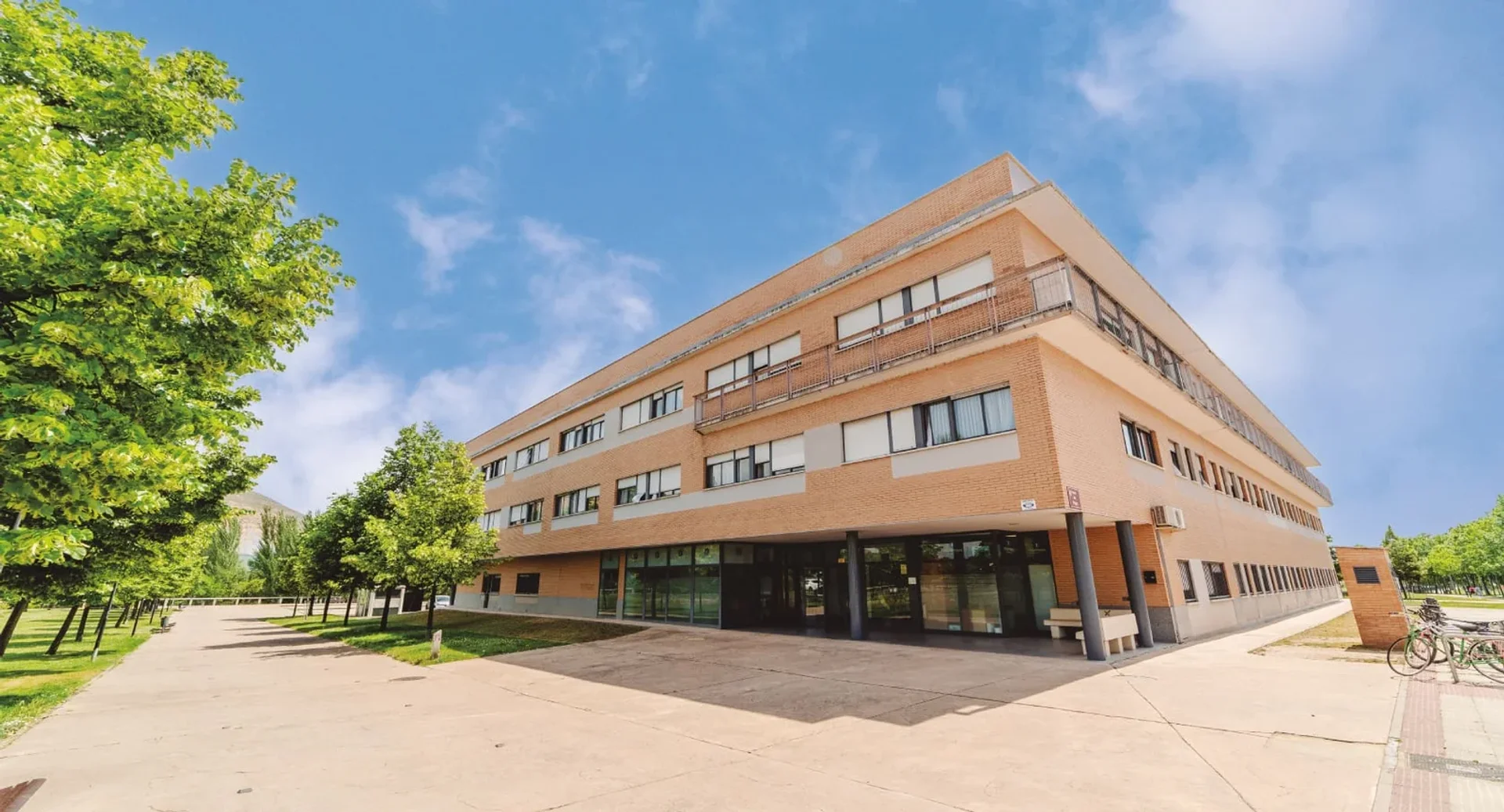 Quarto de estudante em  com área de estudo e instalações partilhadas