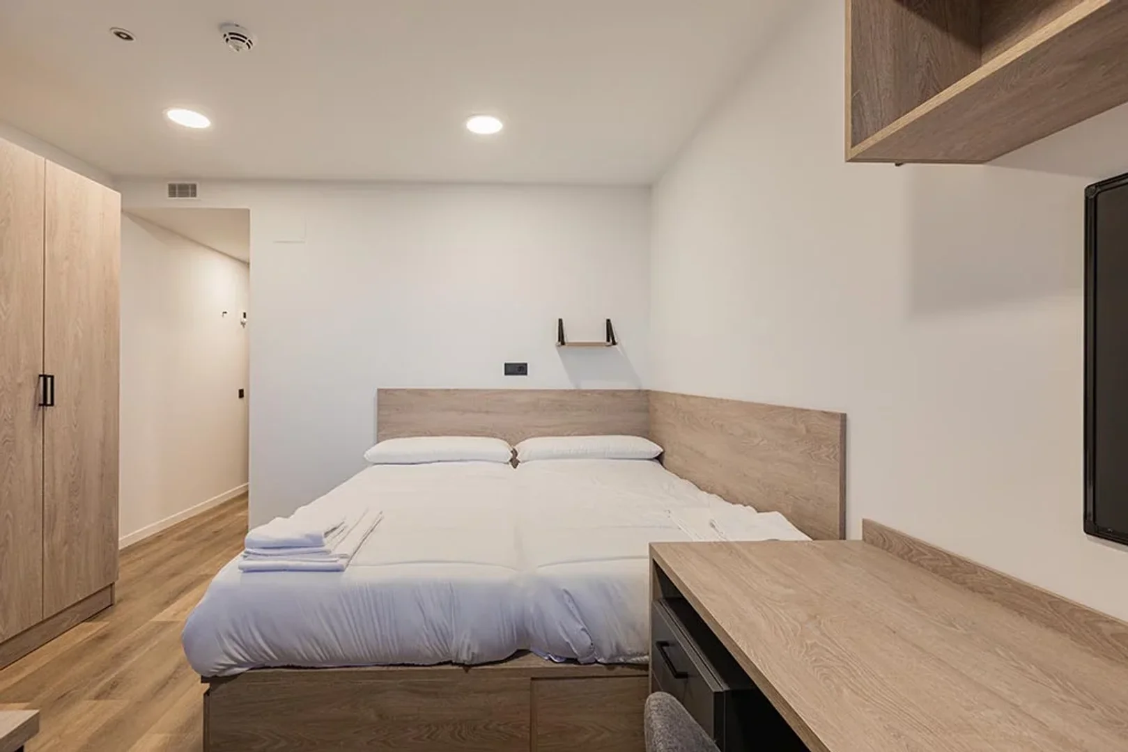 Habitación para estudiantes en  con área de estudio y facilidades compartidas