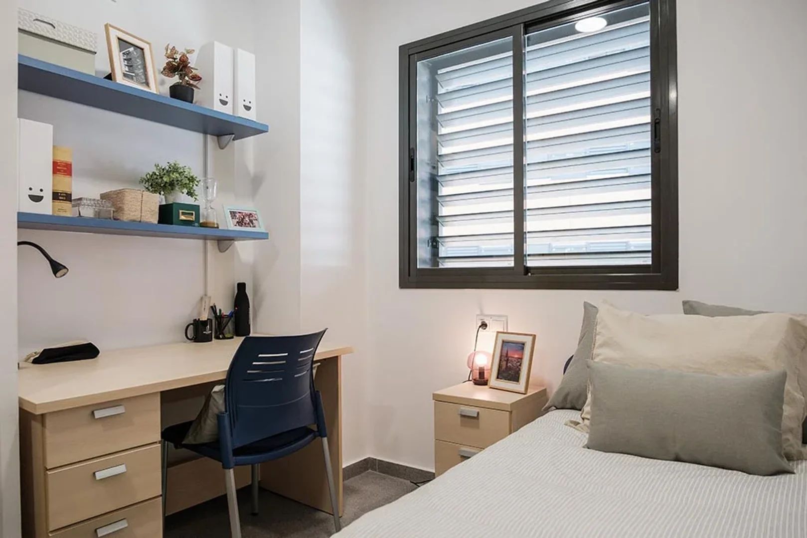 Chambre conviviale pour les étudiants dans  avec des équipements modernes