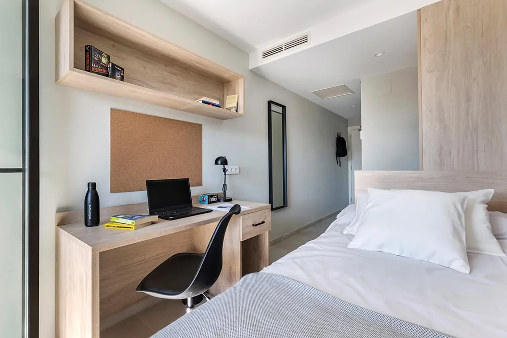 Bright and airy student room with easy university access in 