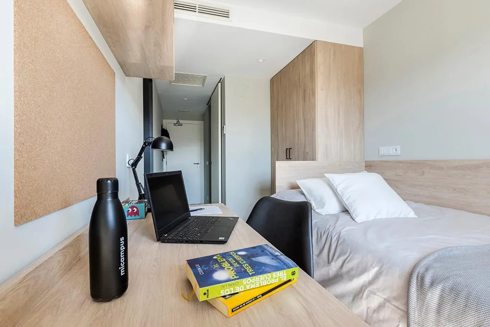 Functional student room perfect for studying in 
