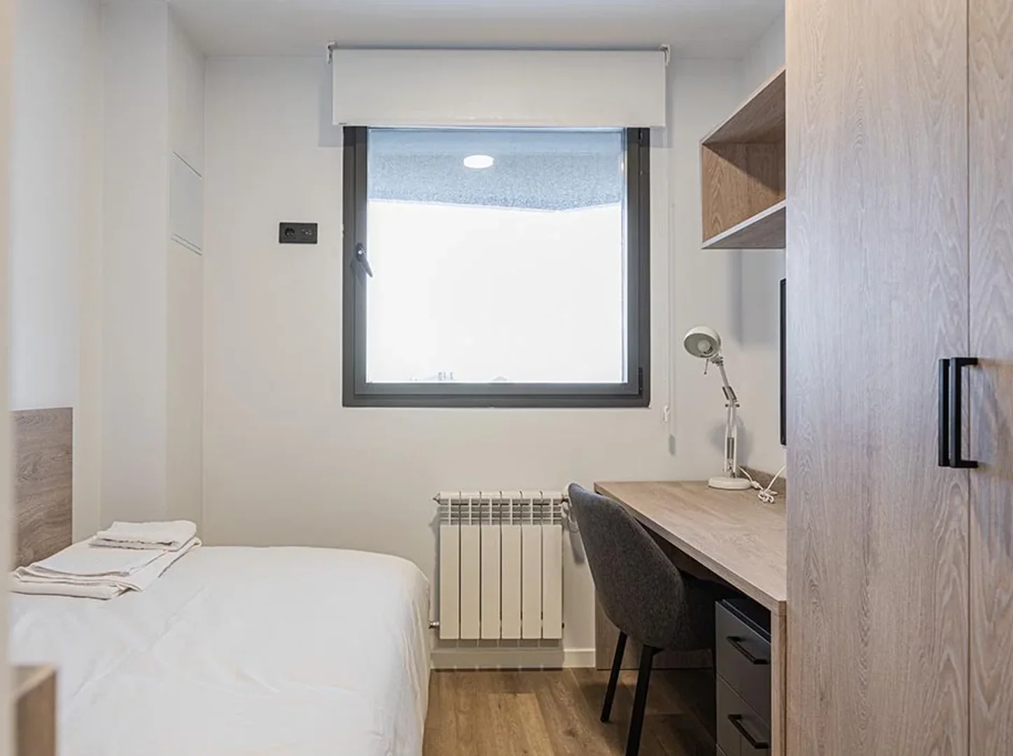 'de modern olanaklara sahip öğrenci dostu oda
