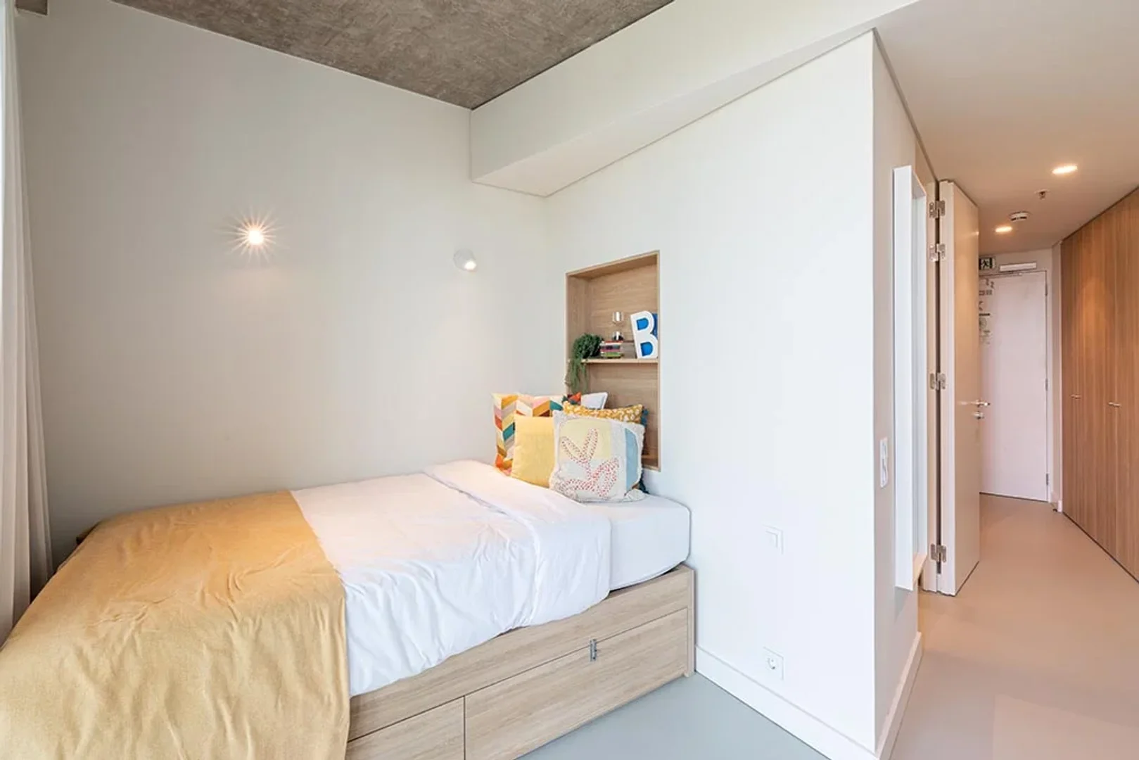 Habitación estudiantil luminosa y aireada con fácil acceso a la universidad en 
