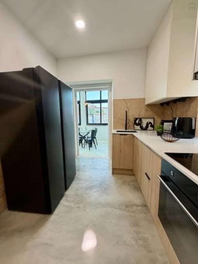 Bright and airy student room with easy university access in 