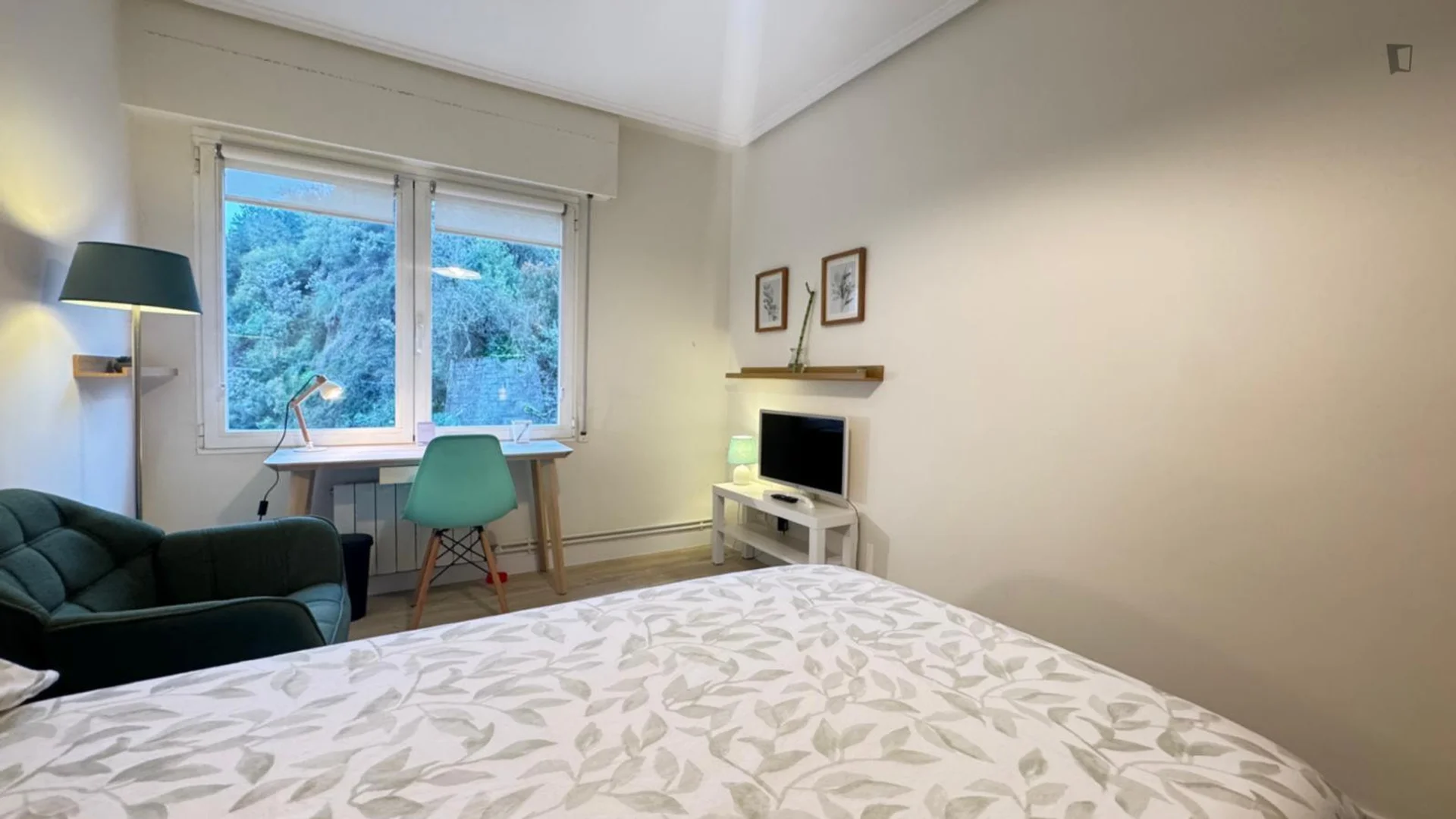Habitación estudiantil luminosa y aireada con fácil acceso a la universidad en 