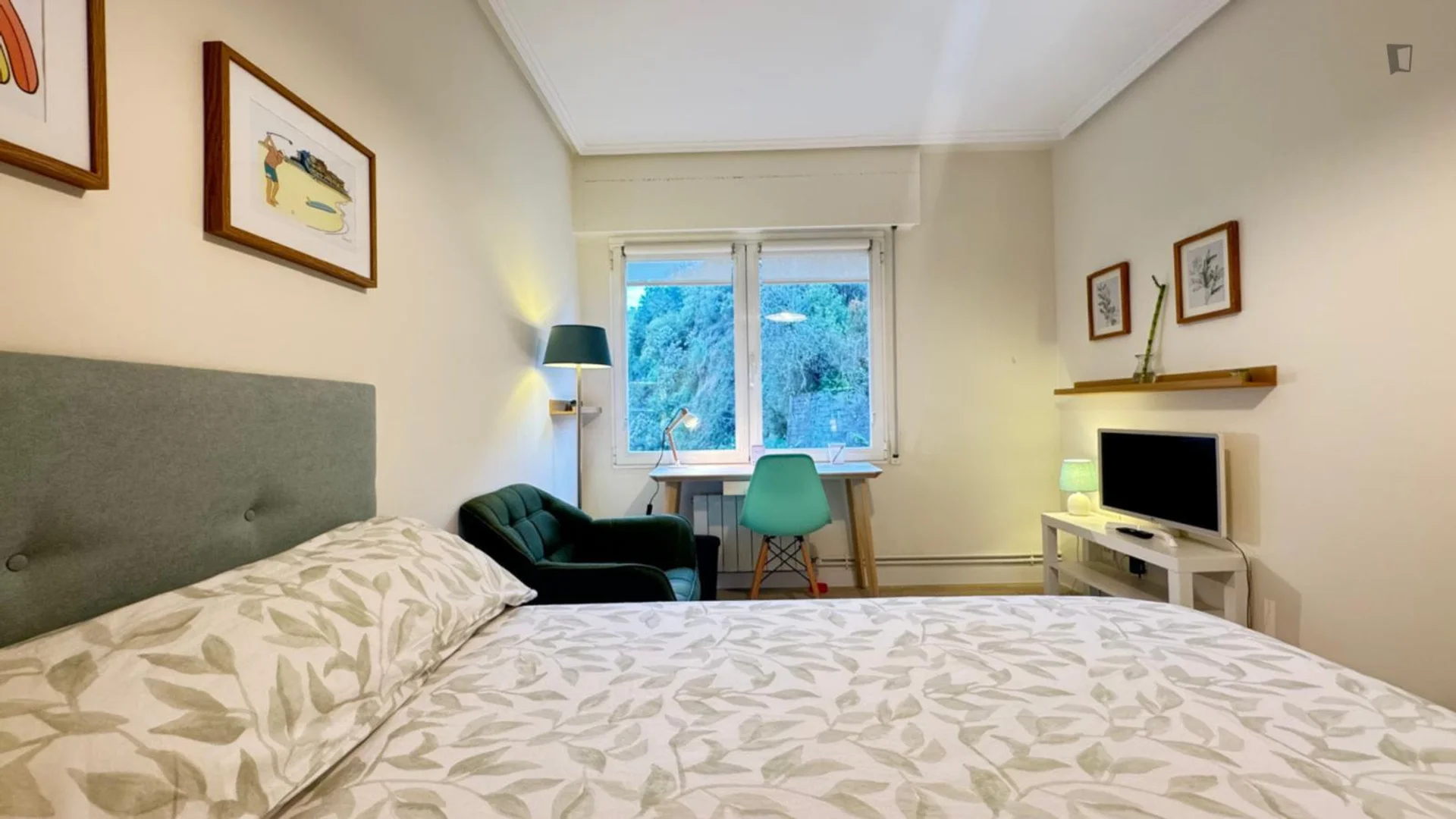 Habitación estudiantil luminosa y aireada con fácil acceso a la universidad en 