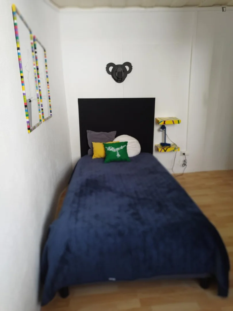Bezahlbares Zimmer für Studenten mit ausreichender Beleuchtung in