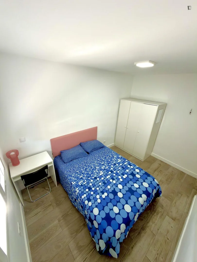 Studentenzimmer in mit Arbeitsbereich und Gemeinschaftseinrichtungen