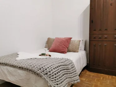 Chambre privée à Calle Preciados, image 1 de 10