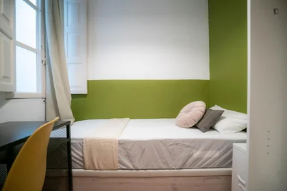 Private room at Carrer de l'Almirall, image 2 of 15