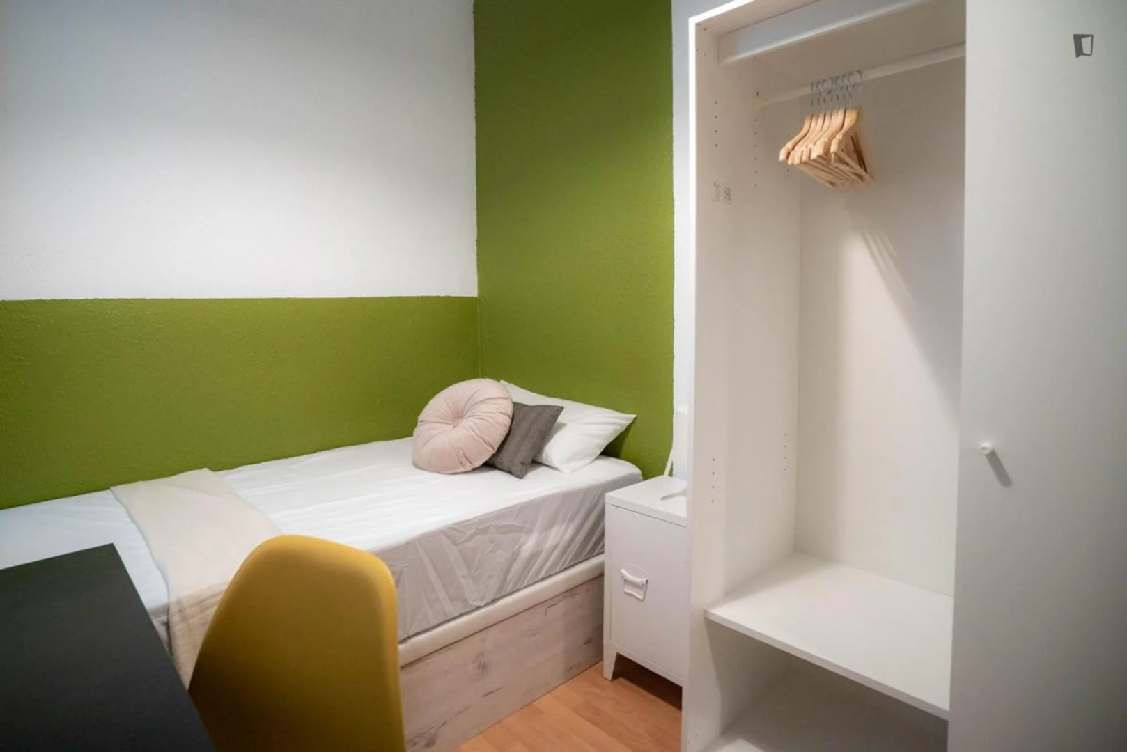 Economical student room with convenient location in 