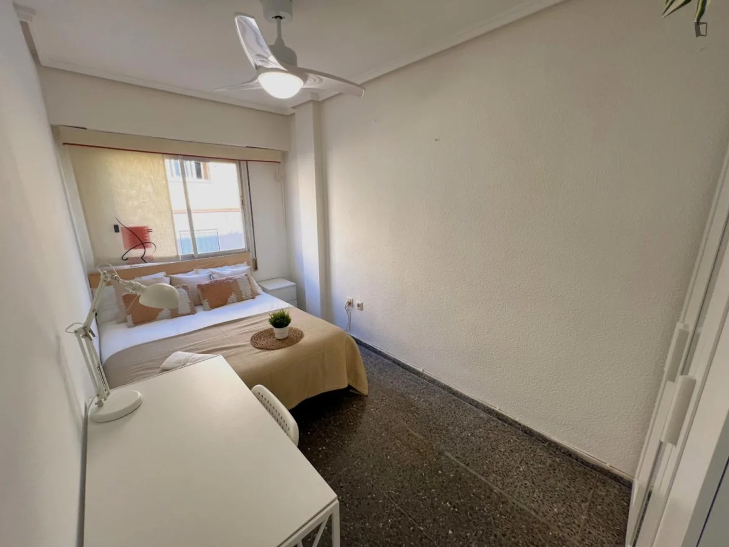 Comfortable and spacious student room in 