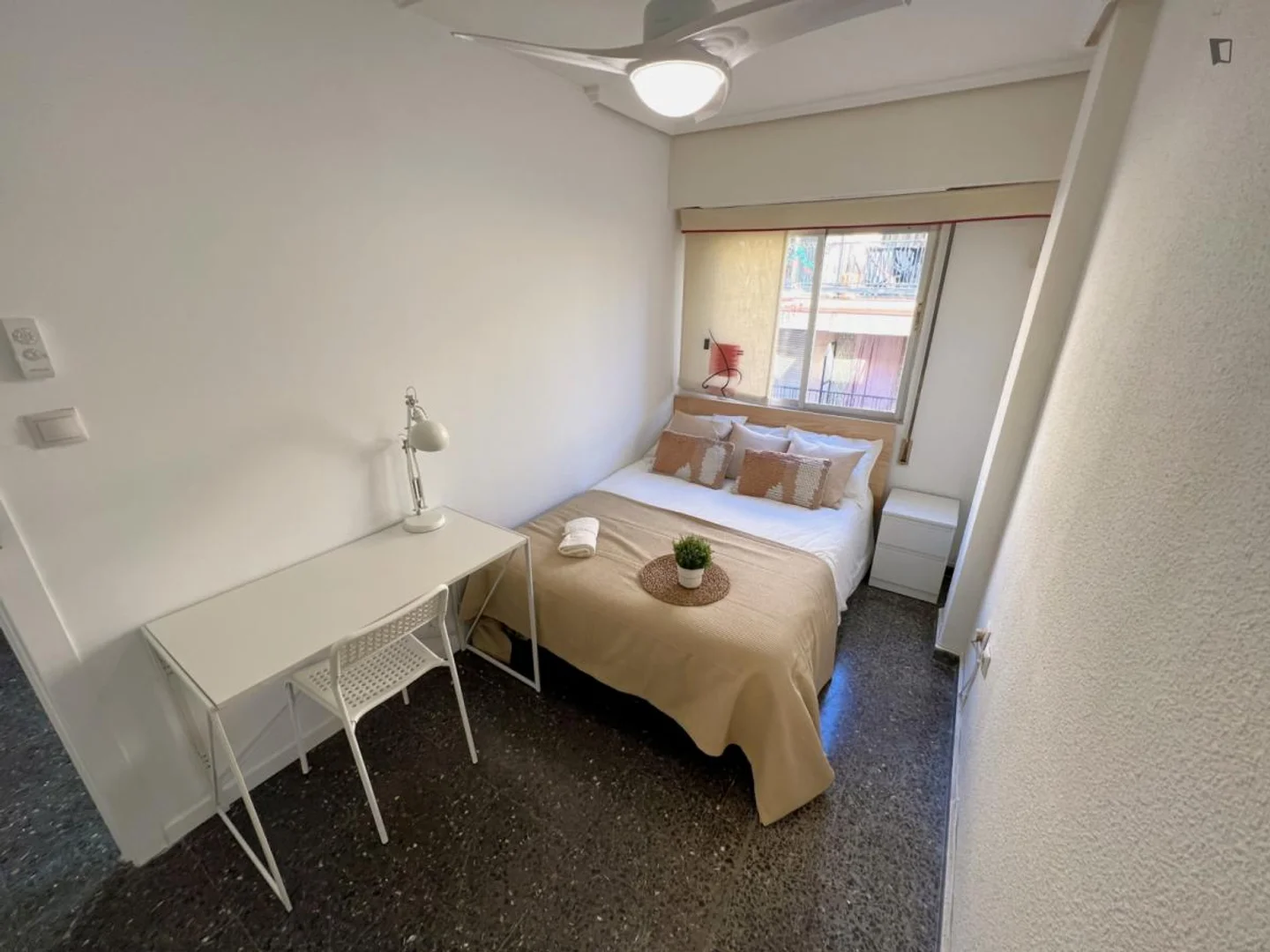 Functional student room perfect for studying in 