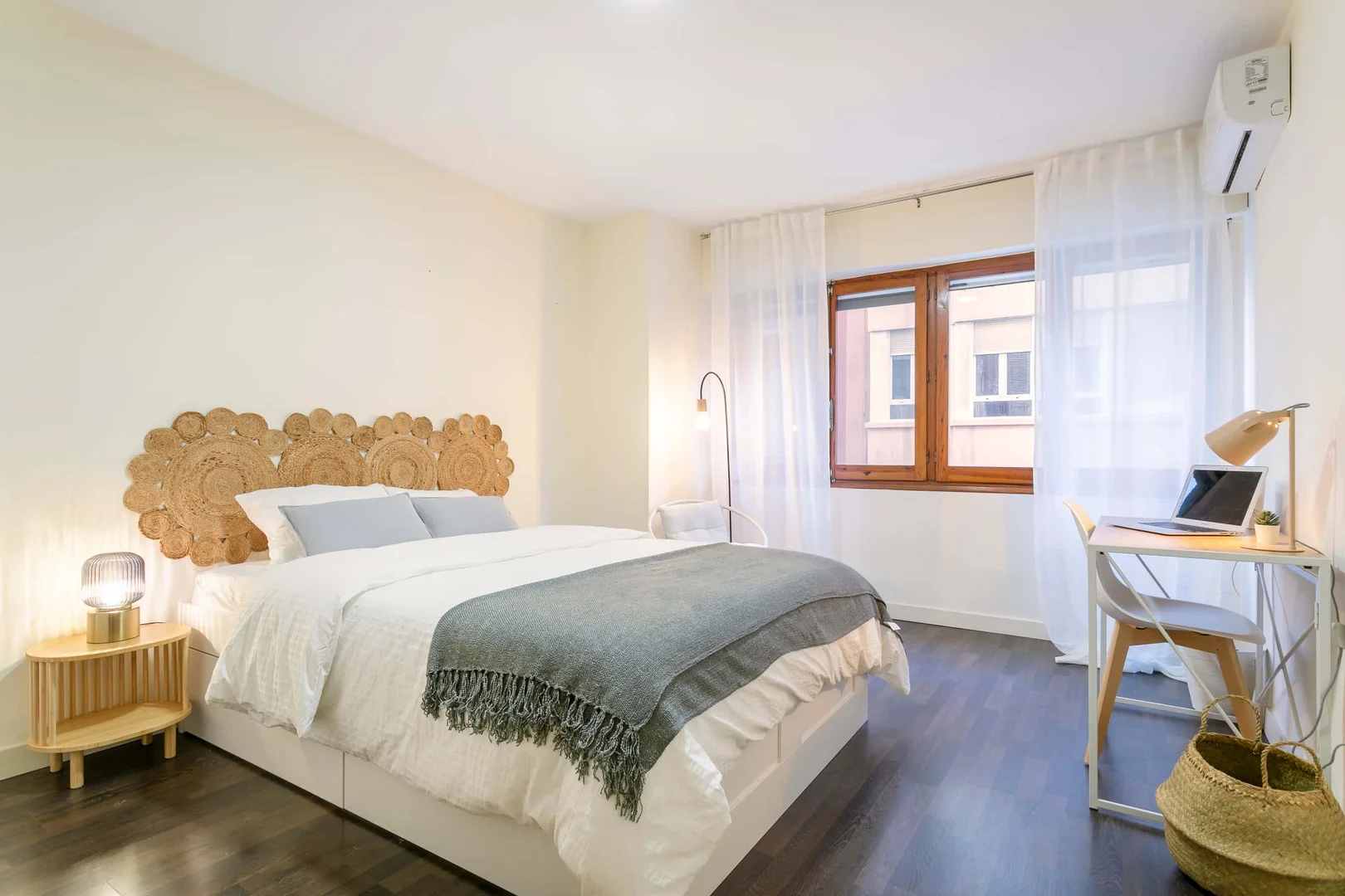 Student-friendly room in with modern amenities