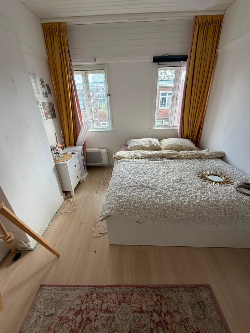 Functional student room perfect for studying in 