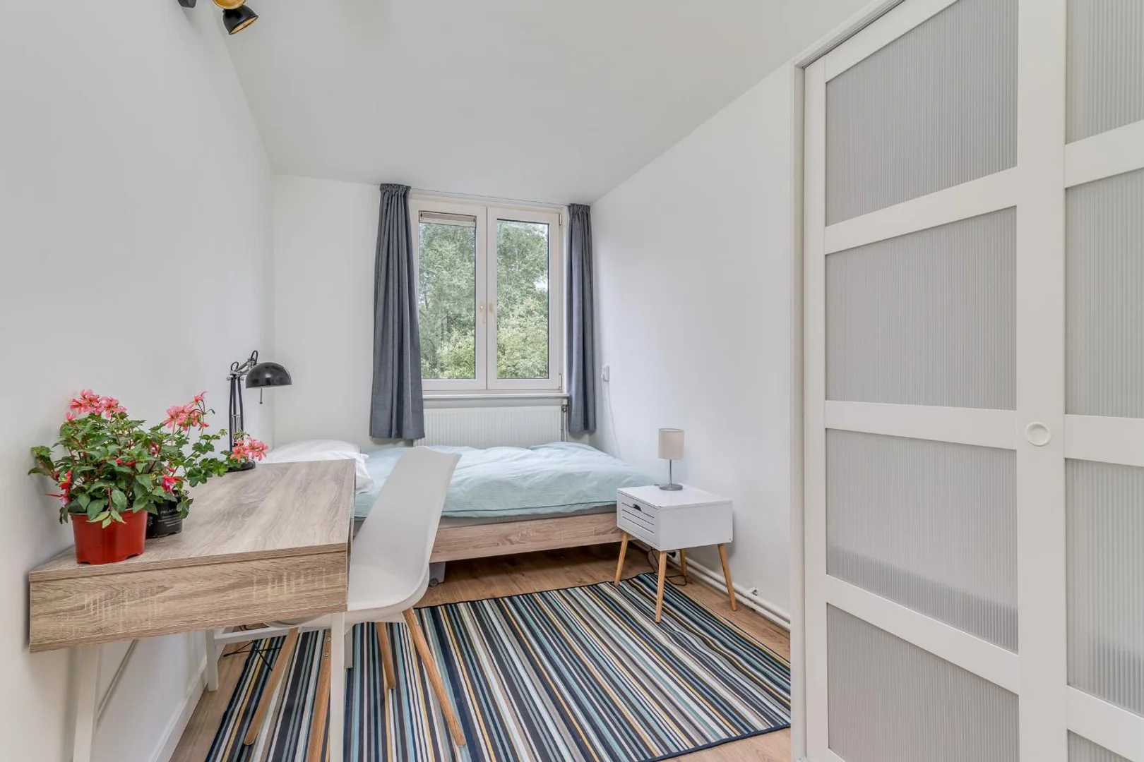 Bright and airy student room with easy university access in 
