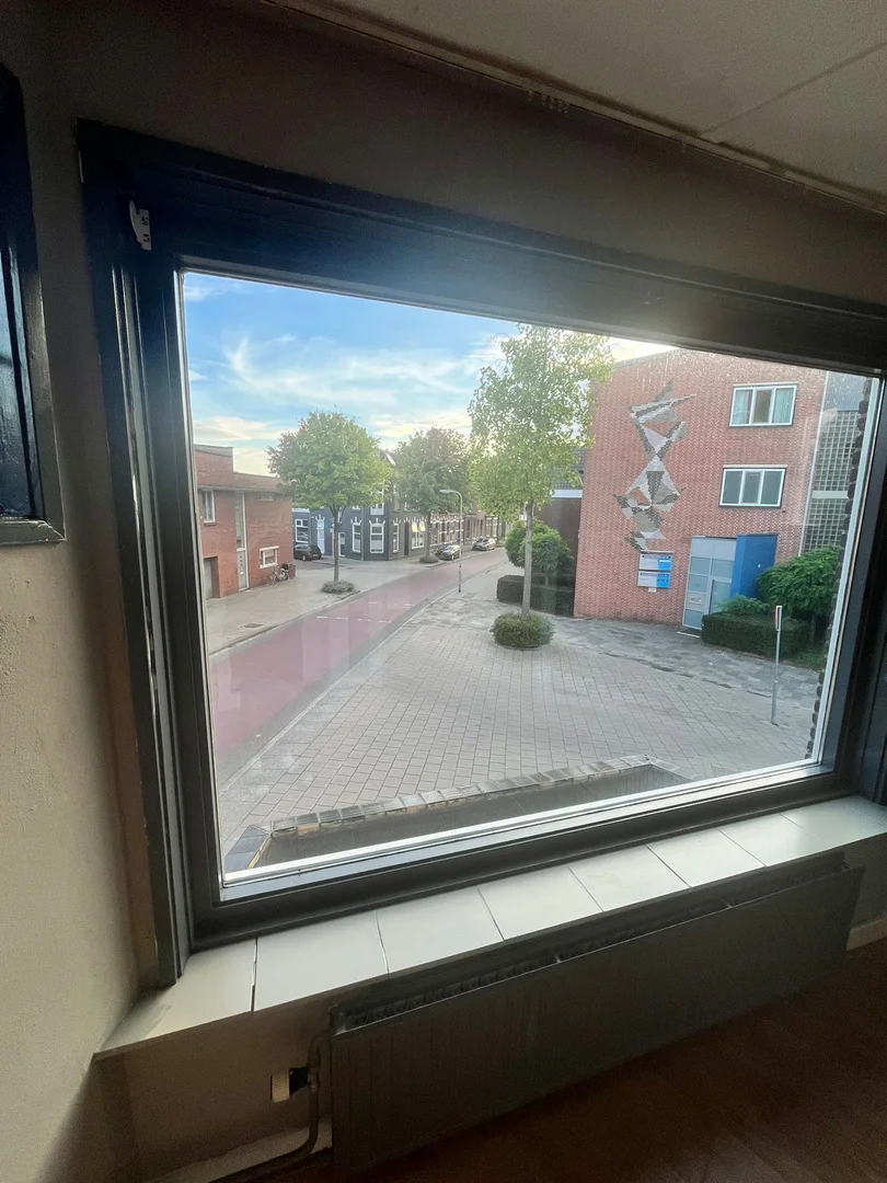 'da üniversiteye kolay erişime sahip aydınlık ve havadar öğrenci odası