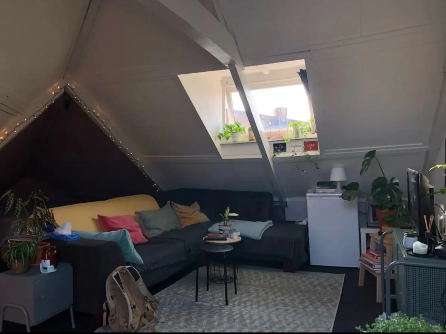 Chambre d'étudiant à  avec espace d'étude et installations communes