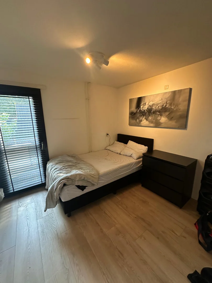 'de öğrenci dairesinde, tamamen mobilyalı kiralık oda