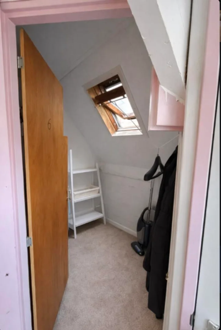 Bright and airy student room with easy university access in 
