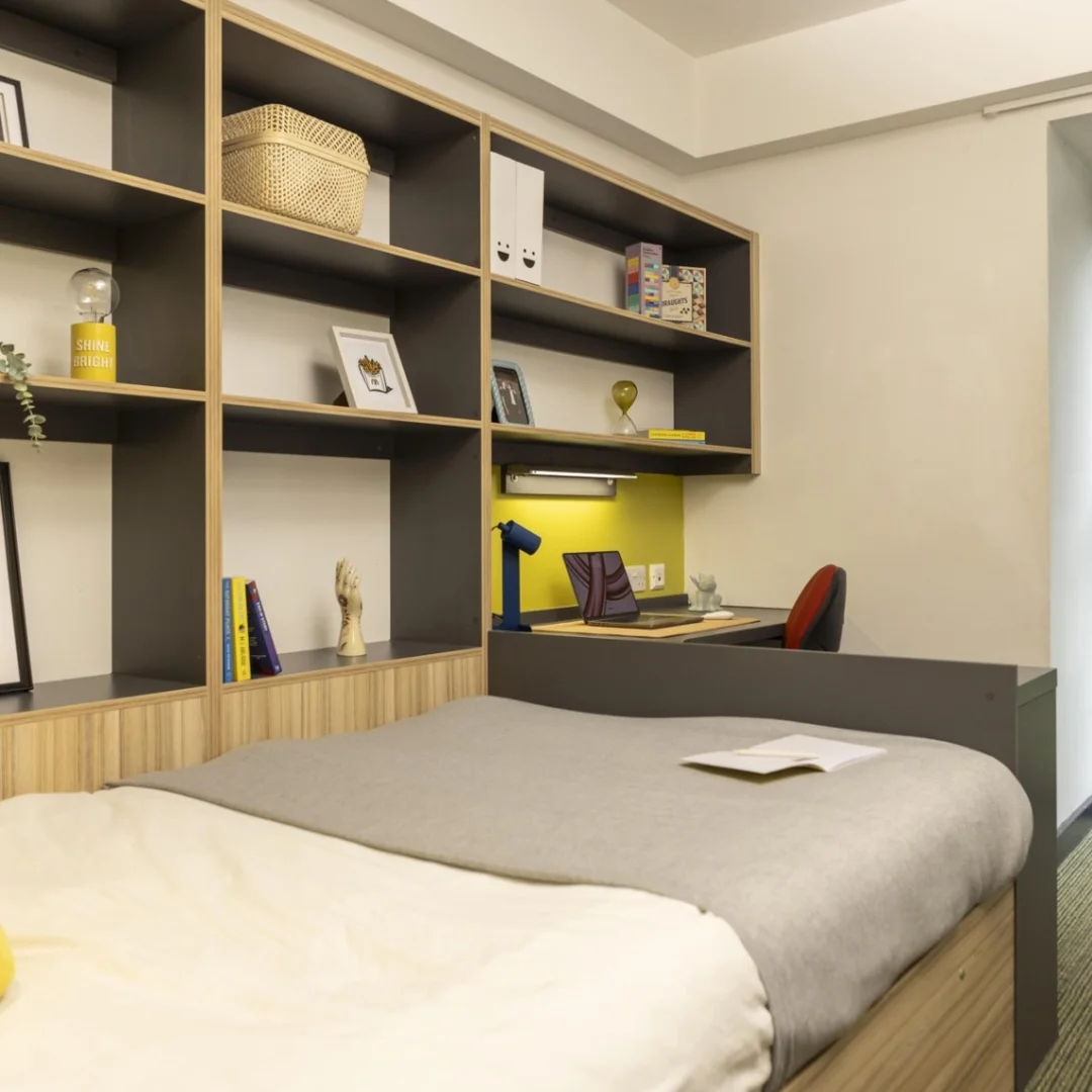 Habitación estudiantil amplia y cómoda en