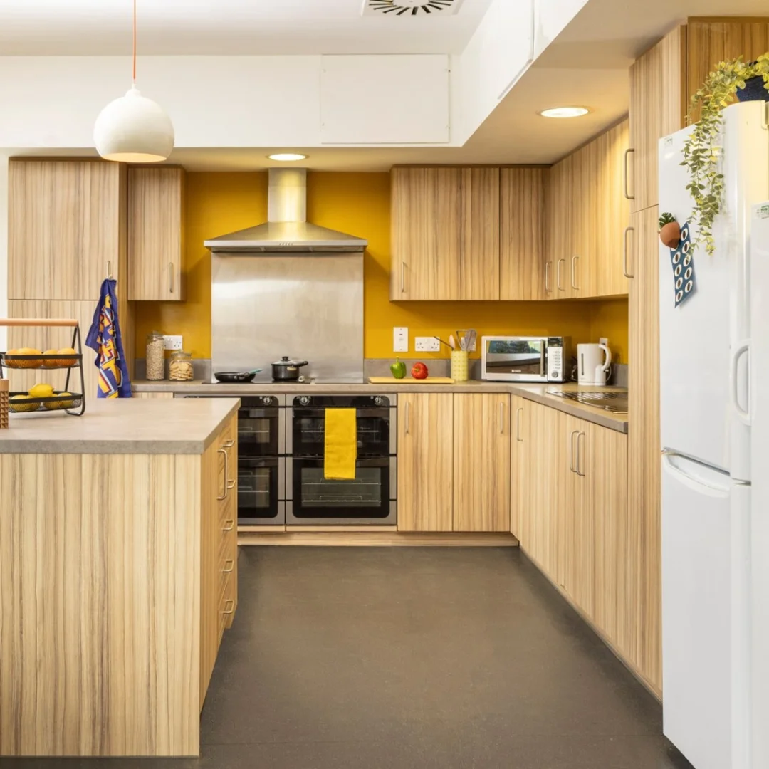 Habitación estudiantil amplia y cómoda en 