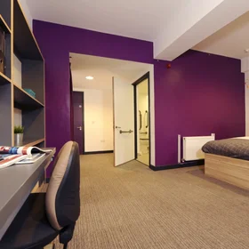 Habitación privada en residencia en  Peel Park Quarter, Campus Living Villages, University Road, Salford M5 4NJ, United Kingdom, imagen 1 de 13