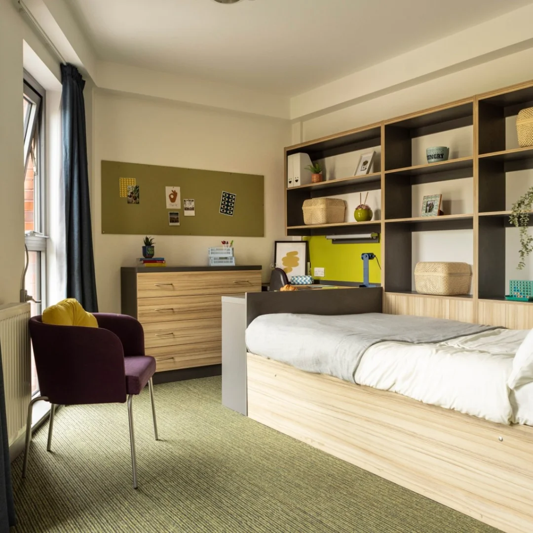 Studentenzimmer in mit Arbeitsbereich und Gemeinschaftseinrichtungen