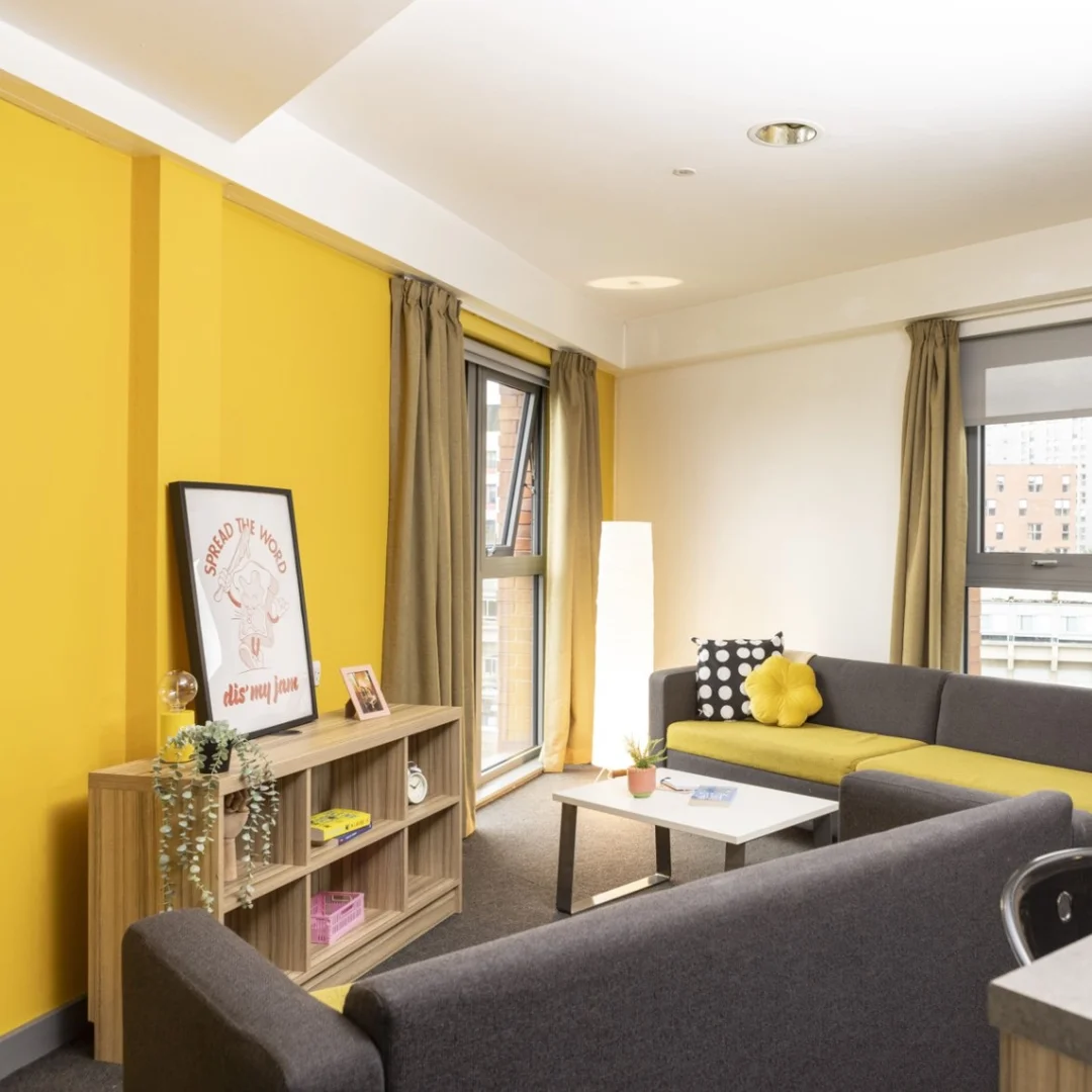 Studentenzimmer in mit Arbeitsbereich und Gemeinschaftseinrichtungen
