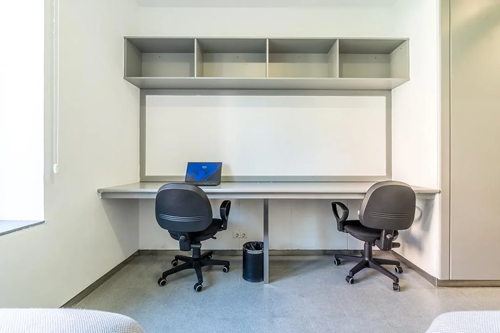 Habitación estudiantil funcional perfecta para estudiar en 