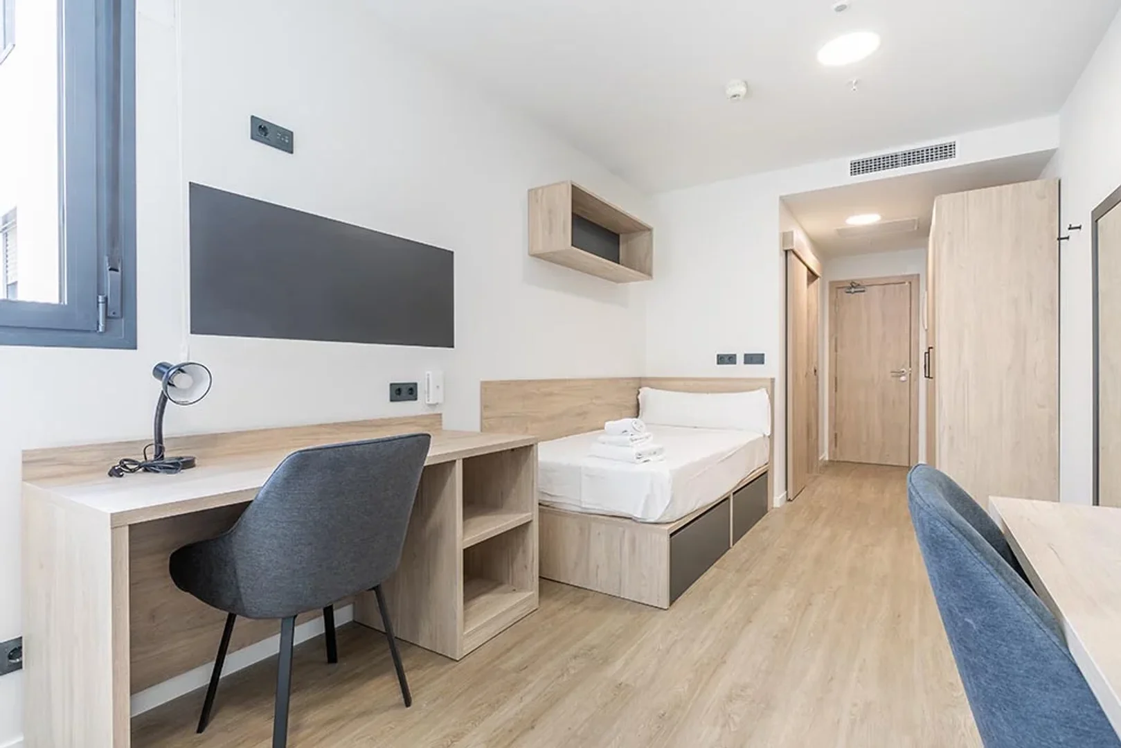 Habitación estudiantil amplia y cómoda en 