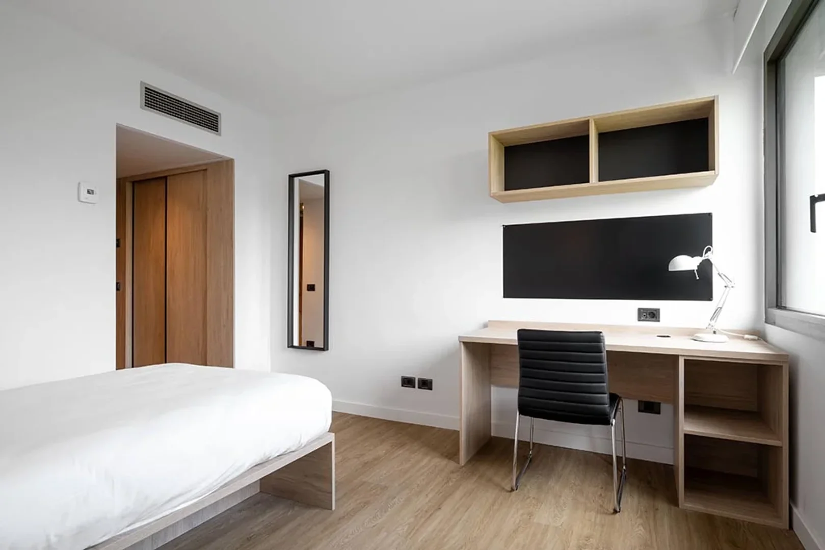 Habitación estudiantil funcional perfecta para estudiar en 