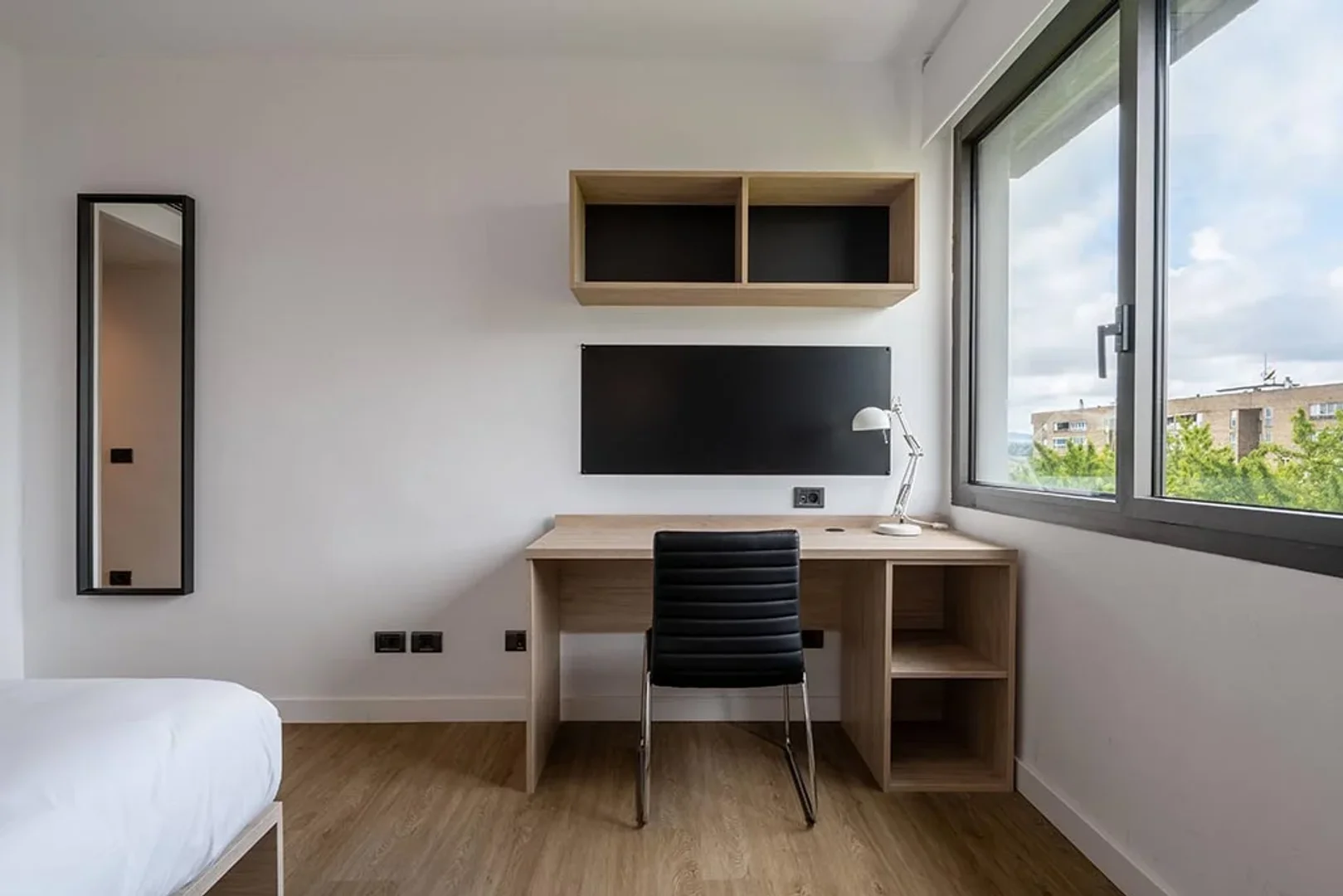 Habitación para estudiantes en  con área de estudio y facilidades compartidas