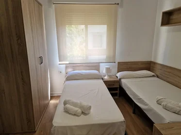 Chambre partagée en résidence à Ctra. Su Eminencia 15, image 1 de 15