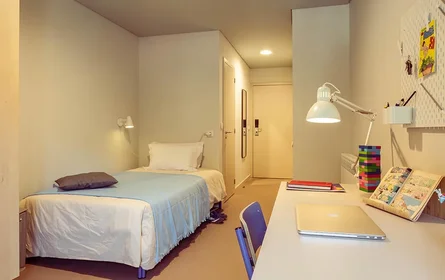 Quarto para alugar com cama de casal em {area}