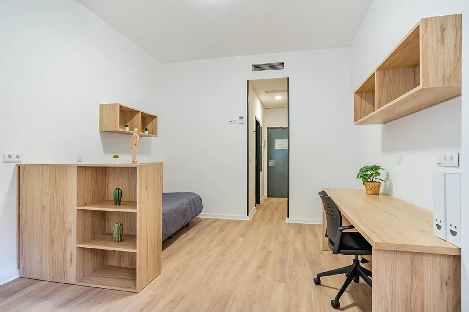 Quarto acessível para estudantes com iluminação ampla em 