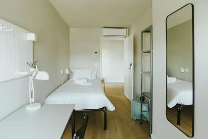 Quarto privado em residência em Braga, imagem 2 de 16