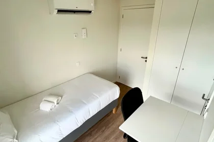 Quarto privado em residência em Praça Bernardo Santareno 9, imagem 3 de 16