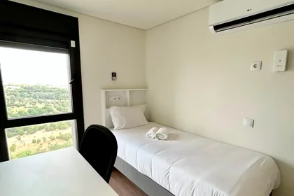 Quarto privado em residência em Praça Bernardo Santareno 9, imagem 2 de 16