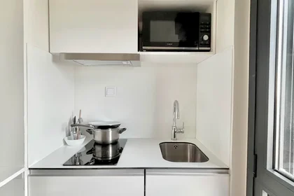 Quarto privado em residência em Praça Bernardo Santareno 9, imagem 4 de 16