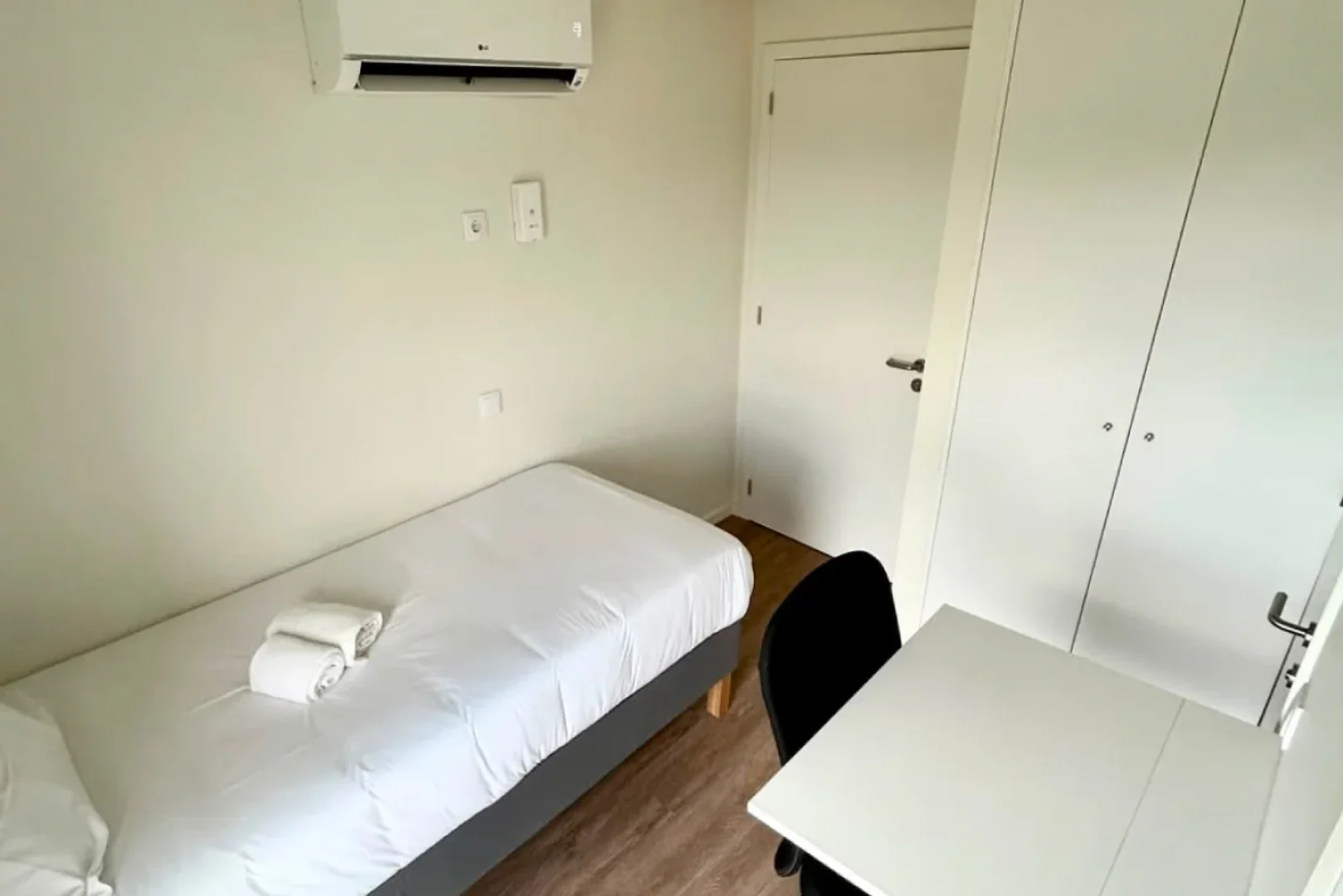 Quarto de estudante económico com localização conveniente em 