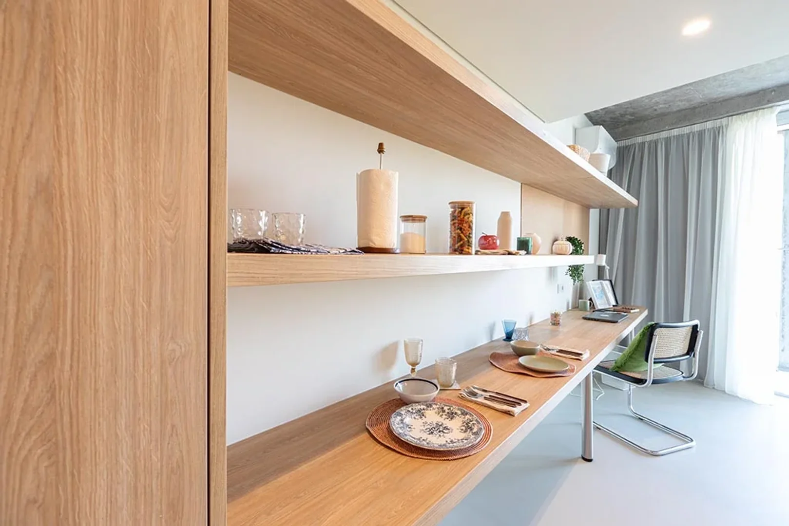 Habitación estudiantil funcional perfecta para estudiar en 