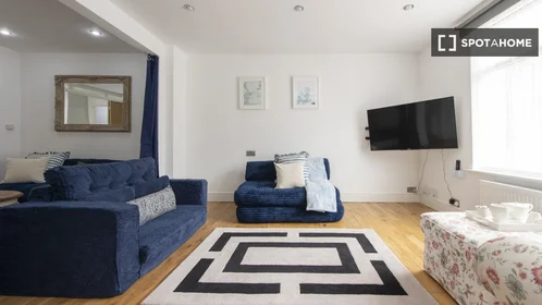 Entire apartment at Amesbury Road, image 2 of 19