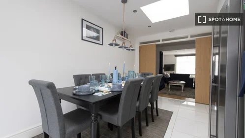 Entire apartment at Amesbury Road, image 11 of 19