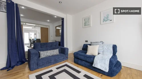 Entire apartment at Amesbury Road, image 3 of 19
