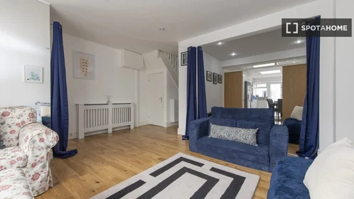 Entire apartment at Amesbury Road, image 4 of 19