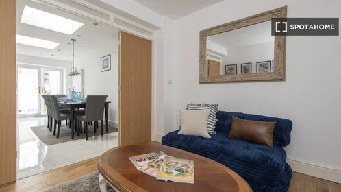 Entire apartment at Amesbury Road, image 6 of 19