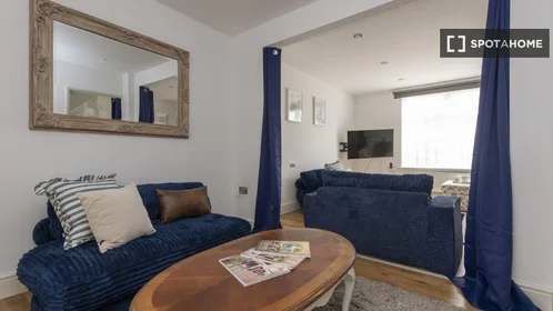 Entire apartment at Amesbury Road, image 7 of 19