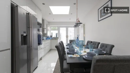 Entire apartment at Amesbury Road, image 8 of 19
