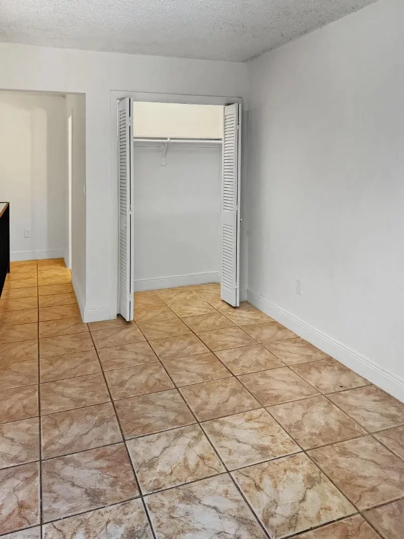 Habitación estudiantil luminosa y aireada con fácil acceso a la universidad en 